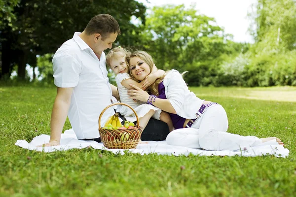 Familia divirtiéndose en el picnic — Foto de Stock