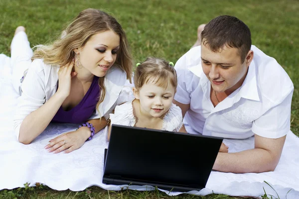 Família em piquenique com laptop — Fotografia de Stock