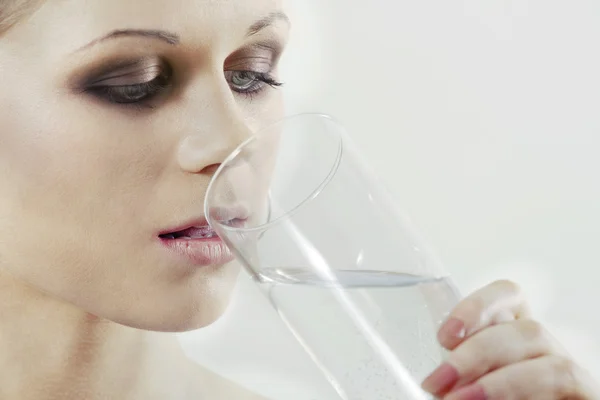 Крупный план женщины, пьющей воду — стоковое фото