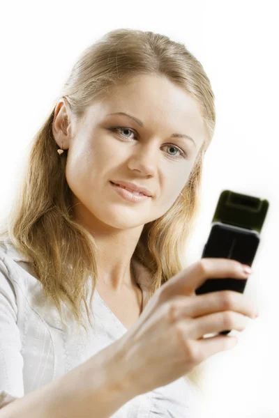 Sorrindo mulher segurando telefone celular — Fotografia de Stock