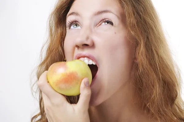 Beautiful girl eating an apple — Stock Photo, Image