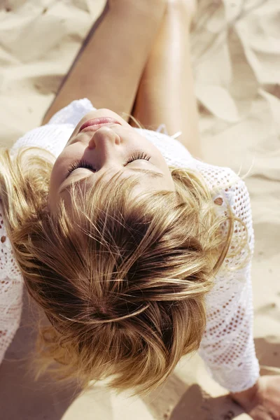 모래에 앉아 금발 소녀 — 스톡 사진