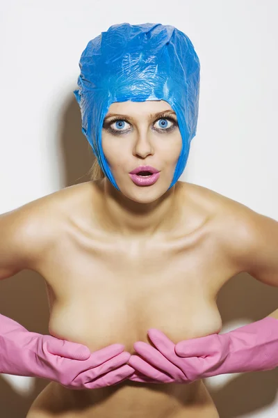 Mujer desnuda con guantes rosas y gorra azul —  Fotos de Stock