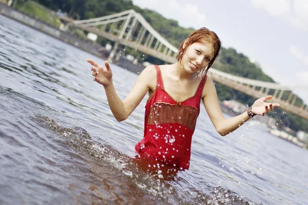 Chica divirtiéndose en el agua —  Fotos de Stock