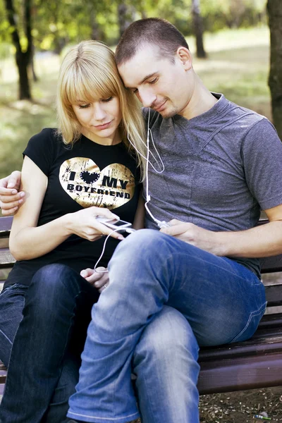 Couple listening to music — Stock Photo, Image