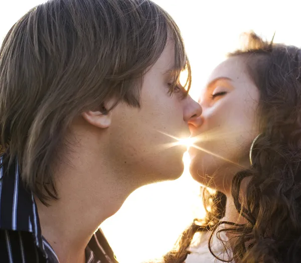 Κοντινό πλάνο ενός νεαρού ζευγαριού που φιλιέται — Φωτογραφία Αρχείου