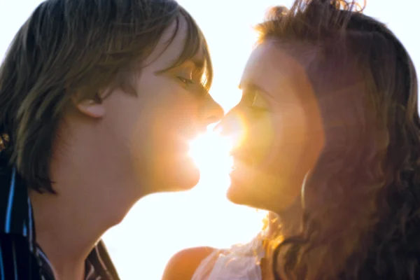 Pocałunek w świetle słońca — Zdjęcie stockowe