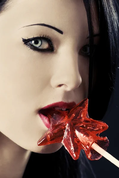 Porträtt av flicka som håller stora lollipop. — Stockfoto