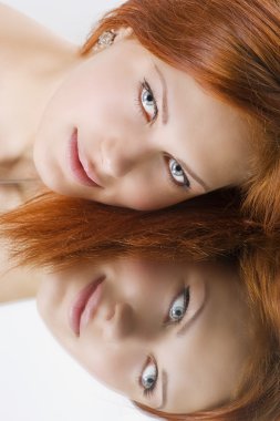 gülümseyen kadın yansıtmayı döşeme