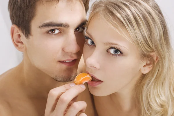 Paar genießt Mandarine — Stockfoto
