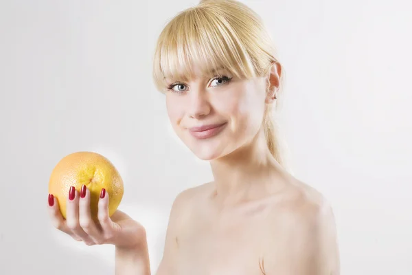 Vacker flicka med grapefrukt — Stockfoto