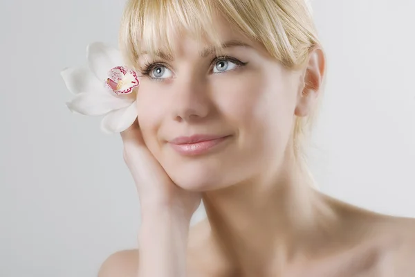 Cara de mujer con flor —  Fotos de Stock