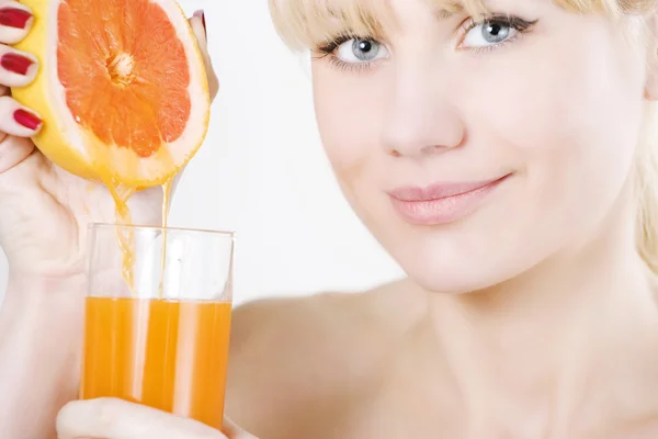 Mulher apertando laranjas — Fotografia de Stock