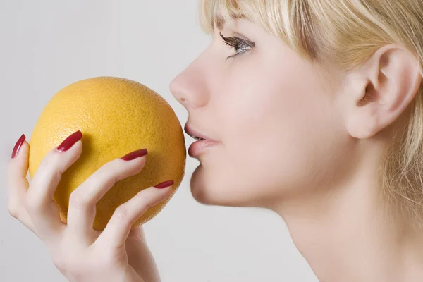 Blonde with grapefruit — Stock Photo, Image