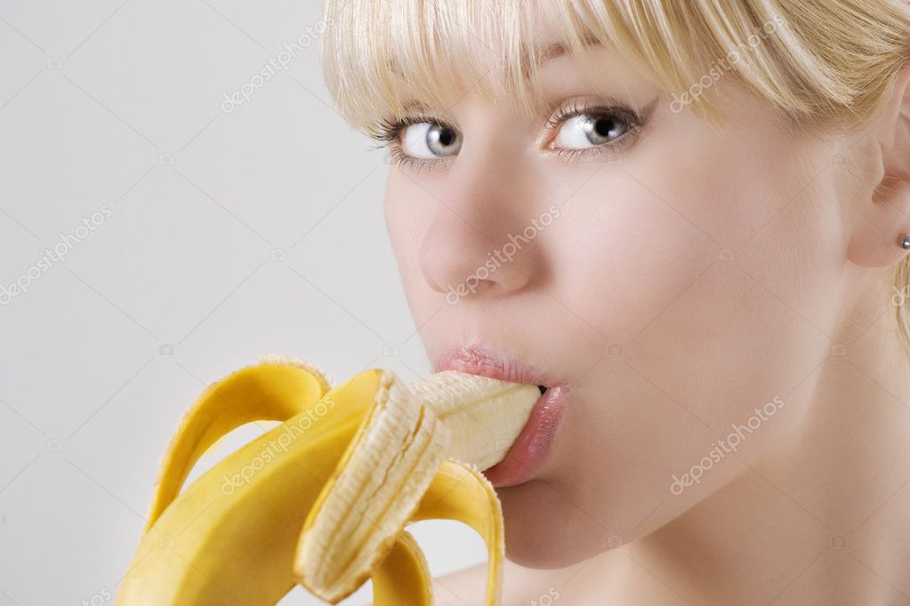 Femme Mangeant De La Banane Image Libre De Droit Par Krivenko © 1708565