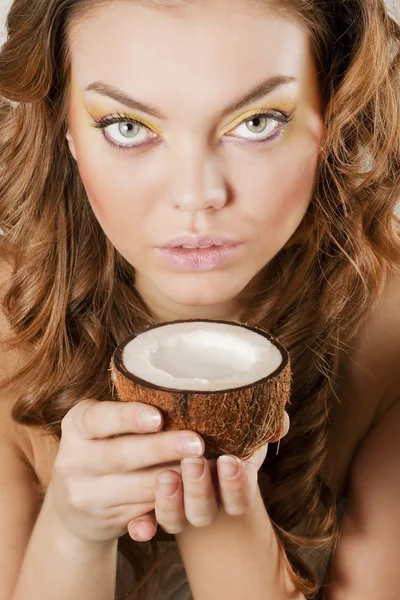 Νεαρή γυναίκα πίνοντας γάλα καρύδας — Φωτογραφία Αρχείου