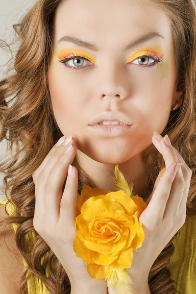 黄色花的美丽女人 — 图库照片