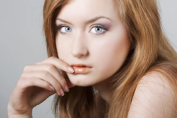 Close-up de uma jovem mulher bonita — Fotografia de Stock