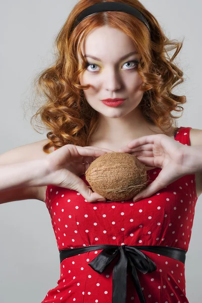 Дівчина Холдинг кокосового — стокове фото