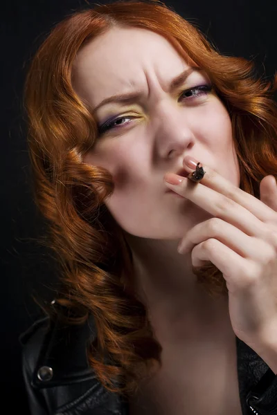 Frau raucht — Stockfoto