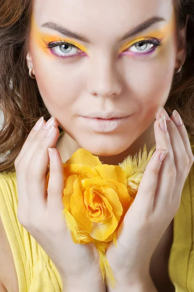 Belle femme avec rose jaune — Photo
