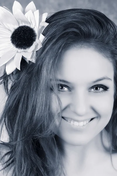 Lächelnde Frau mit Sonnenblume — Stockfoto