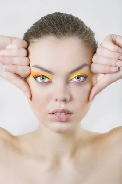 Modelo com maquiagem colorida — Fotografia de Stock