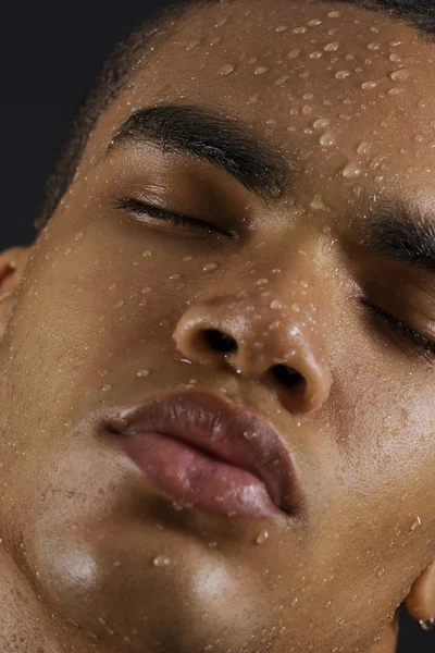 La cara del hombre con gotas de agua — Foto de Stock