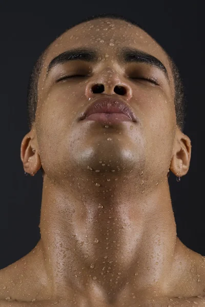 Лицо человека с каплями воды — стоковое фото
