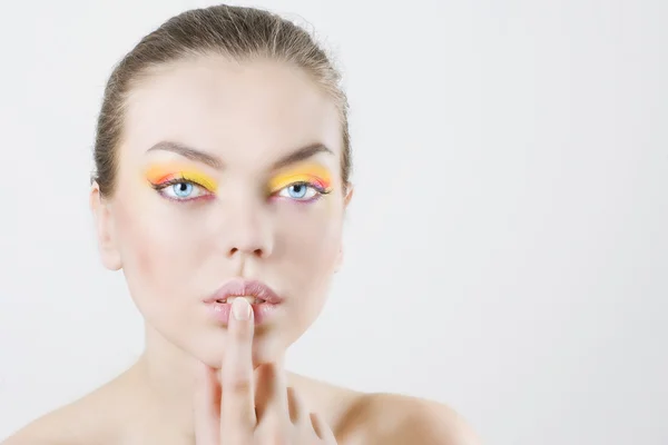 Modelo de moda com maquiagem colorida — Fotografia de Stock