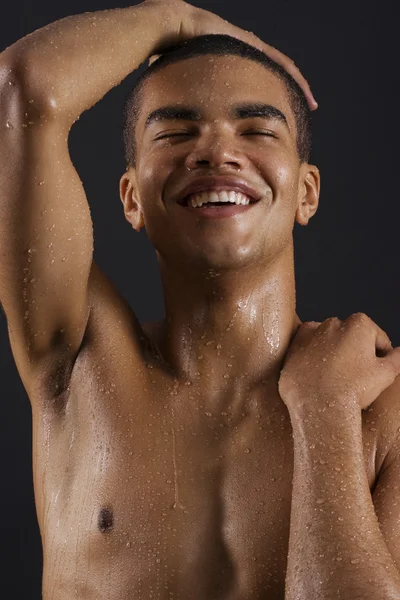 Счастливые мужчины наслаждаются душем — стоковое фото