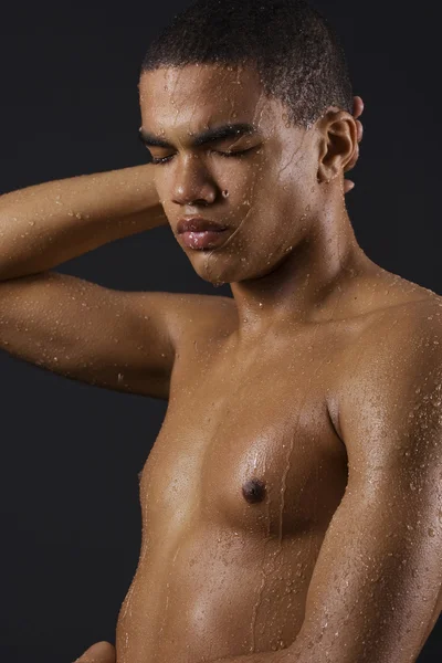 Män som njuter av duschen — Stockfoto