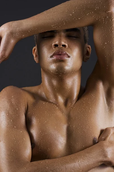 Homens curtindo o chuveiro — Fotografia de Stock