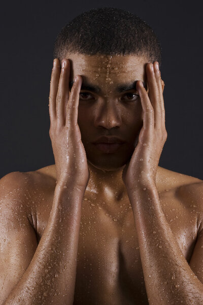 Мужчины наслаждаются душем
