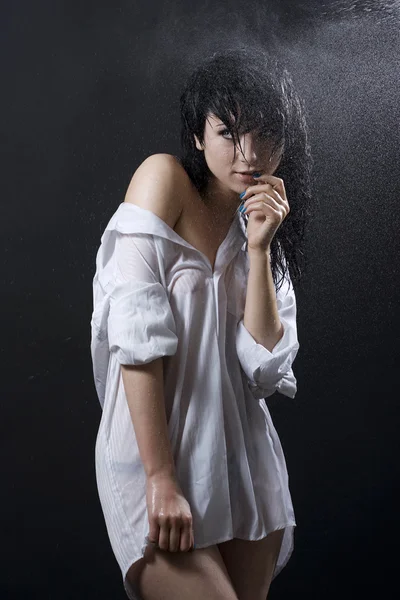 Mokré žena nosí košile — Stock fotografie