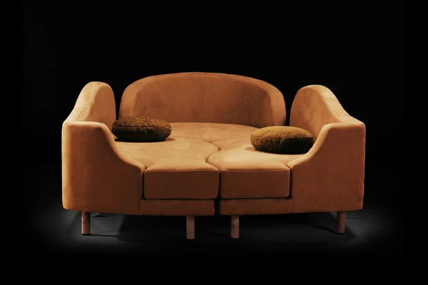 Canapé moderne sur un noir — Photo