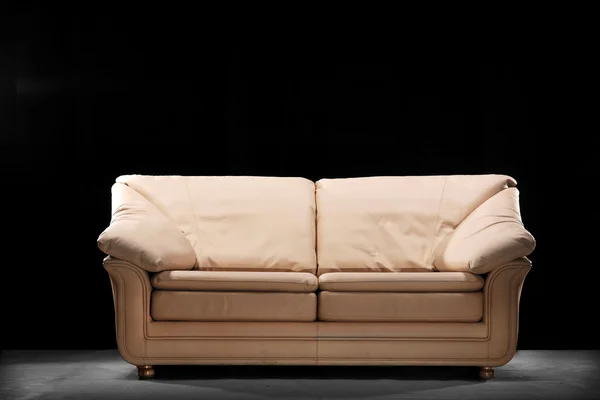 Sofá moderno em um preto — Fotografia de Stock