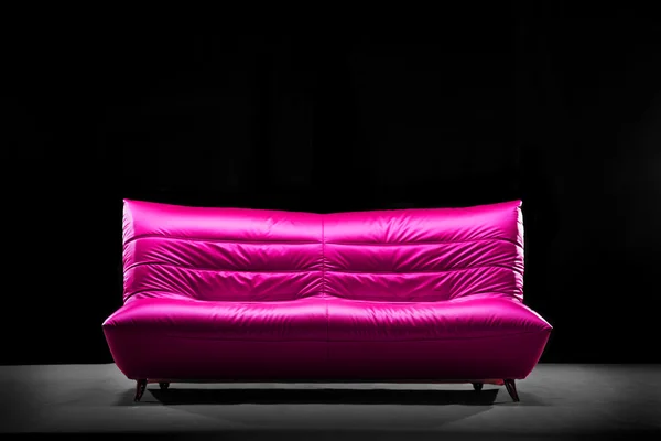 Modernes Sofa auf schwarzem Grund — Stockfoto