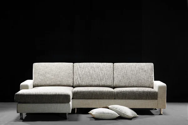 Canapé moderne sur un noir Photo De Stock