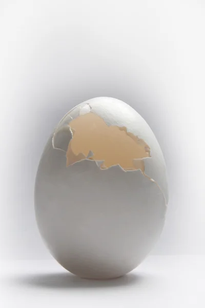 Gebroken ei shell op witte achtergrond — Stockfoto