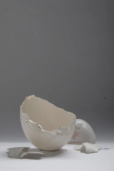Coquille d'œuf cassée sur fond blanc — Photo