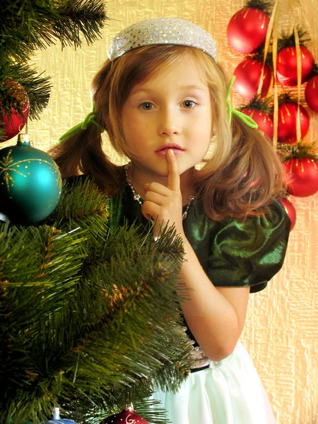可爱的女孩和圣诞树 — 图库照片