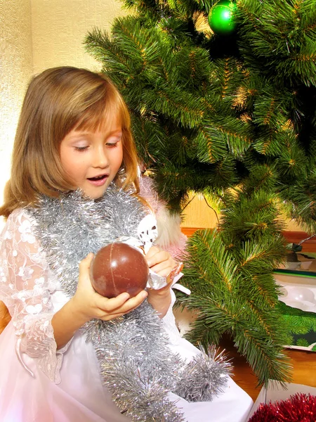 Söt flicka och julgran — Stockfoto