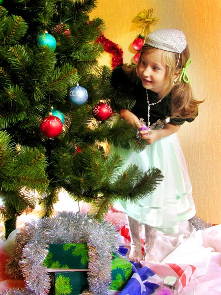 Nettes Mädchen und Weihnachtsbaum — Stockfoto