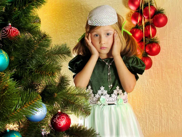 Söt flicka och julgran — Stockfoto