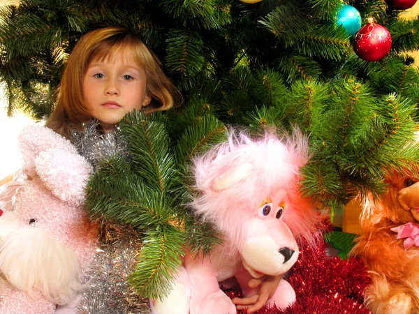 Χαριτωμένο κορίτσι και χριστουγεννιάτικο δέντρο — Φωτογραφία Αρχείου