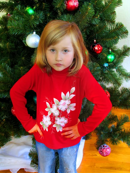 Ragazza carina e albero di Natale — Foto Stock