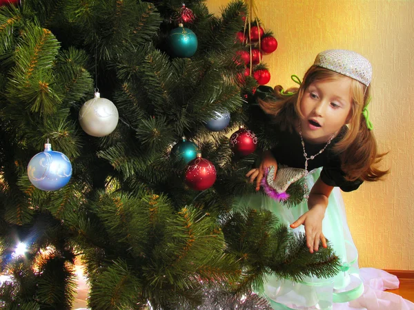 Roztomilé dívka a vánoční strom — Stock fotografie