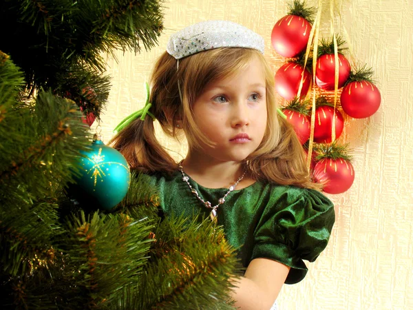 Schattig meisje en kerstboom — Stockfoto