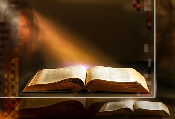 Eski kitap ışık ışını ile tasarlayın — Stok fotoğraf